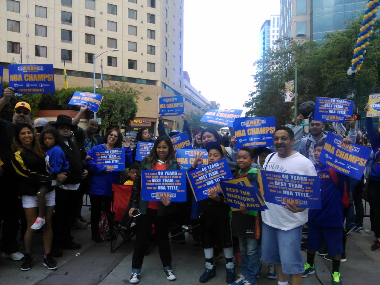 Cientos de aficionados salieron a las calles de Oakland para ver a los campeones de la NBA