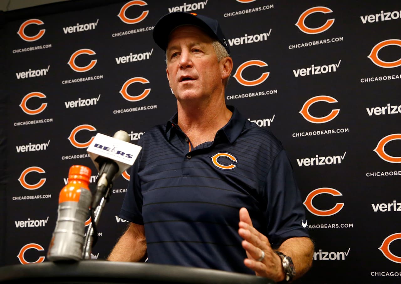 <i>Head Coach</i>: JOHN FOX
<br>Tiene 15 años de experiencia como entrenador en jefe y vivió años exitosos con Carolina y Denver. Sin embargo en la Ciudad de los Vientos no se le han dado las cosas en dos temporadas y por ello tuvo que cambiar los cimientos del equipo. La defensiva de los Bears no es tan mala como parece pero su ataque es simplemente inofensivo.
