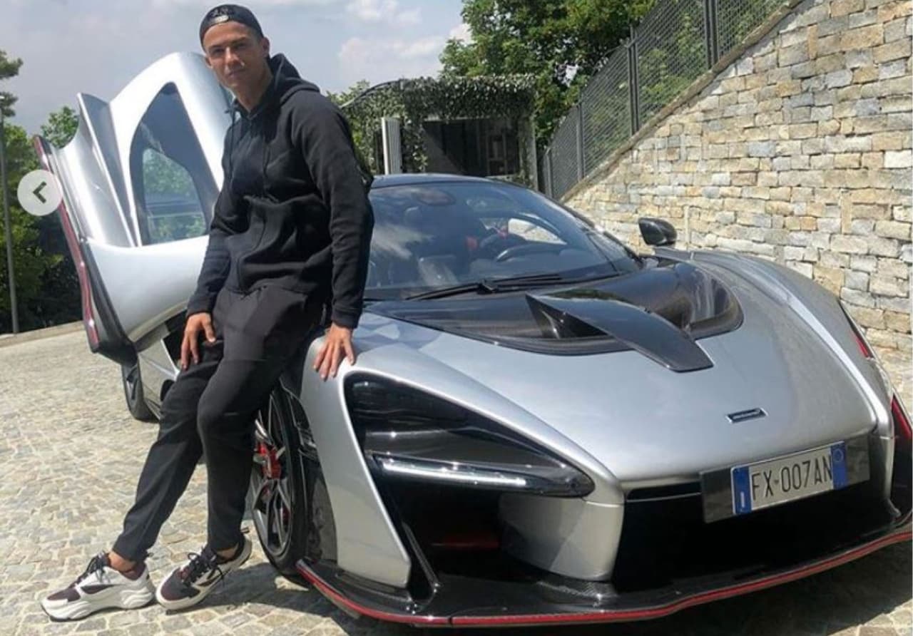 Cristiano Ronaldo amplió su grandiosa colección de autos con uno muy especial: El 
<a href="https://www.univision.com/carros/el-mclaren-senna-es-el-carro-callejero-mas-extremo-en-la-historia-de-la-marca-fotos">McLaren Senna</a>. Este es el vehículo más radical construido por la marca británica que rinde homenaje al que muchos consideran el mejor piloto de F1 de todos los tiempos:
<a href="https://www.univision.com/noticias/autos-y-famosos/recordando-a-ayrton-senna-fotos">Ayrton Senna</a>.