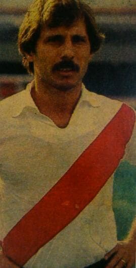 Oscar Víctor Trossero murió el 12 de octubre de 1983 tras un partido del River Plate contra el Rosario Central. El duelo terminó a favor de Rosario 2-1 y se duchaba en los vestuarios cuando Trossero se derrumbó y falleció, al parecer de un aneurisma.