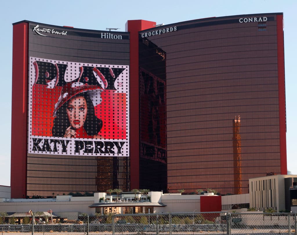 La estrella pop se estrena en su primera noche de residencia llamada "Play" en Resorts World Las Vegas.