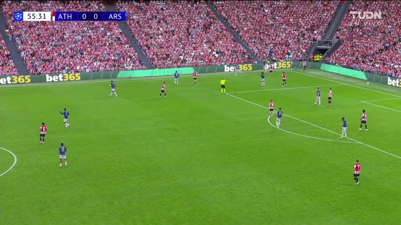 ¡TIRO ATAJADO! disparo por Noni Madueke.