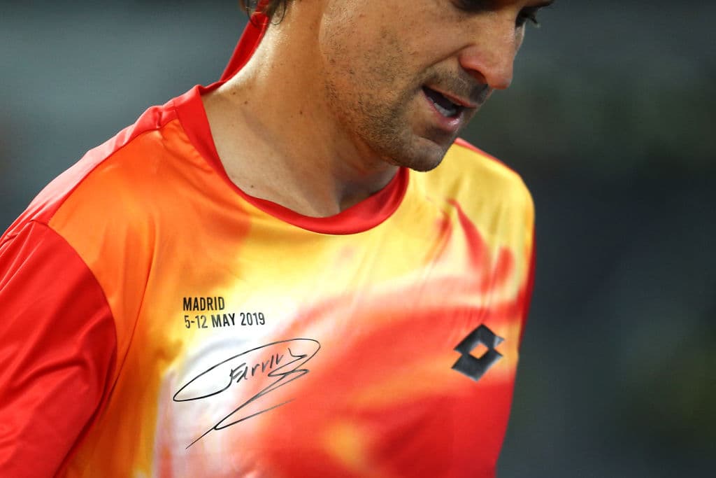 Este miércoles 8 de mayo de 2019 el tenista español David Ferrer se despidió oficialmente del tenis. El nacido en Alicante ganó 27 torneos a lo largo de su carrera, le fue esquivo un Grand Slam al quedarse en la Final del Abierto de Francia de 2013. Se apoderó con España de tres títulos de Copa Davis y será recordado como una de las raquetas más competitivas y profesionales de las últimas dos décadas. Ganó el 66.1 por ciento de sus matches. Estas son las imágenes de su último juego como profesional ante Alex Zverev en el Abierto de Madrid.
