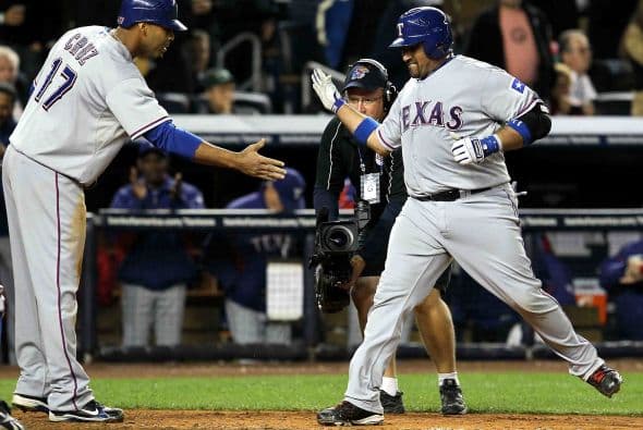 Ahora los brazos de Texas no brillaron con el respador que lo hicieron los bates texanos que se despacharon con 13 hits y cuatro cuadrangulares, para que los Rangers de Texas apalearan 10-3 a los Yankees, para dominar la Serie de Campeonato 3-1.