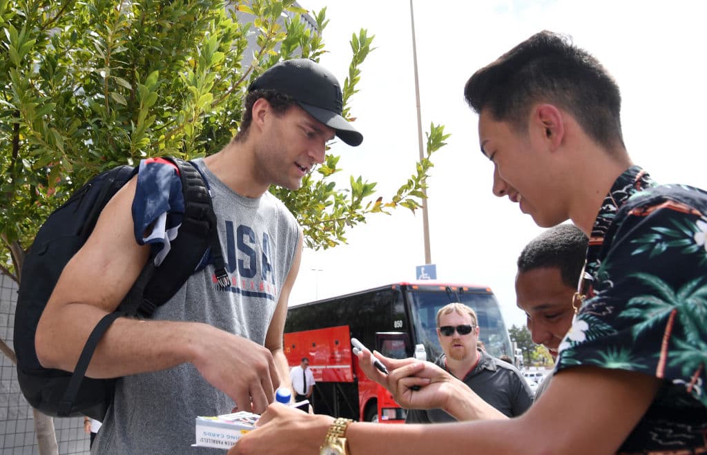 El poste de los Milwaukee Bucks, Brook López, conviviendo con aficionados en Las Vegas.