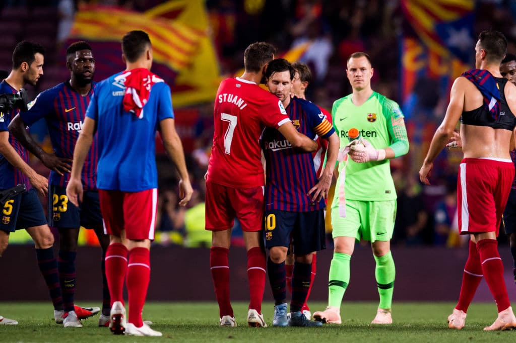 El argentino Lionel Messi se abraza con el uruguayo Christian Stuani luego del empate entre Barcelona y Girona, en el que ambos fueron figuras de sus equipos.