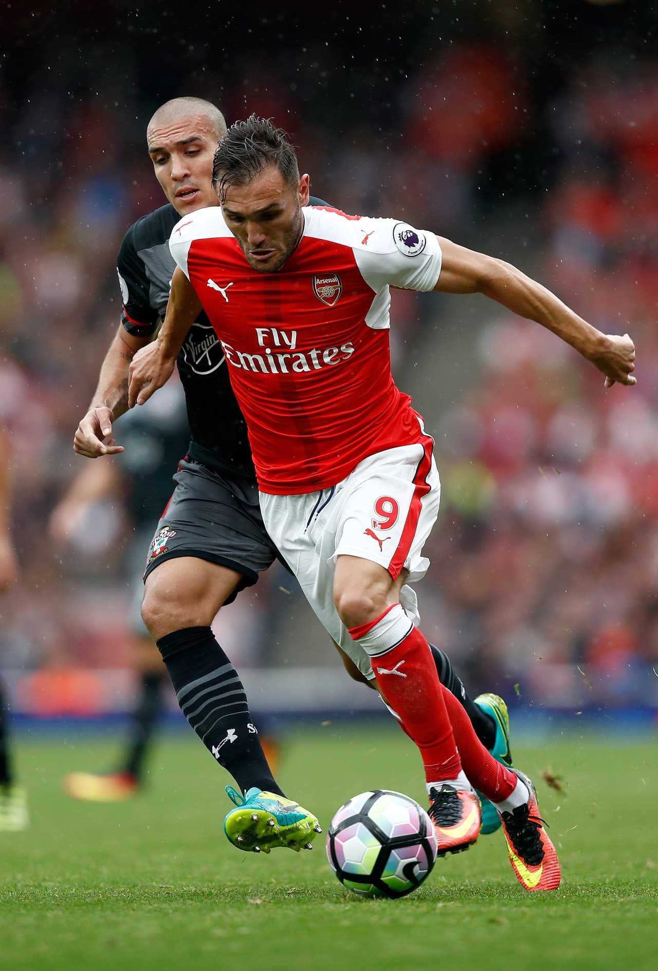 El Arsenal pagó de más por varios de sus fichajes este año. Entre ellos, el español Lucas Pérez, ex del Deportivo, costó 20 millones y 
<b>metió un gol en la Premier League.</b>