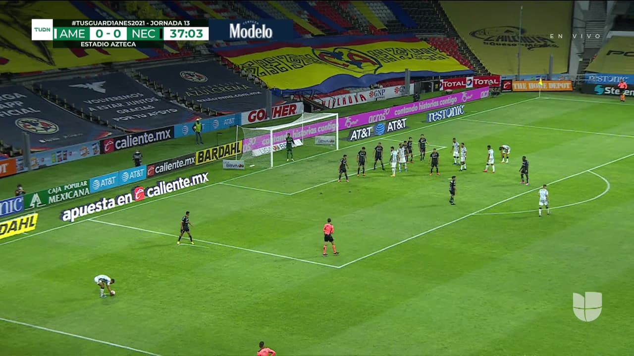 ¡TIRO ATAJADO! disparo por Pedro Aquino.