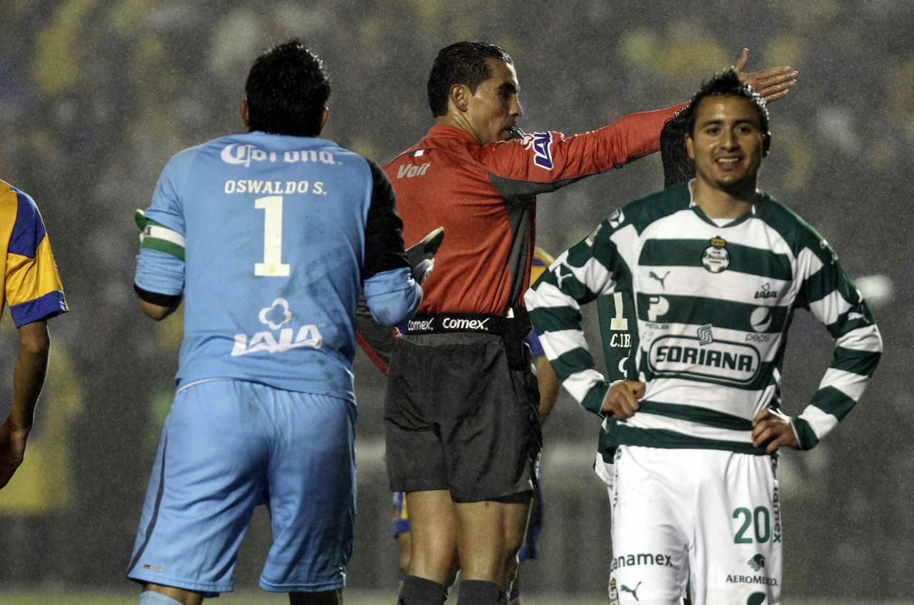 Santos inició adelante con gol de Oribe Peralta, pero acabaría jugando con nueve hombres tras las expulsiones de Oswaldo Sánchez y Felipe Baloy.