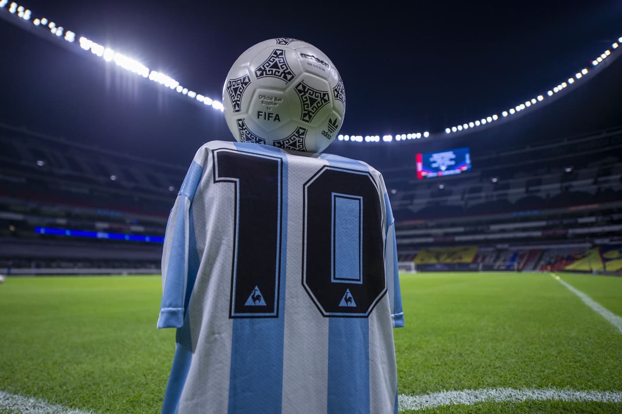 Así luce el Azteca para el duelo entre Águilas y Chivas | Maradona y los títulos del América presentes en el terreno de juego para enmarcar el cotejo de Cuartos de Final.