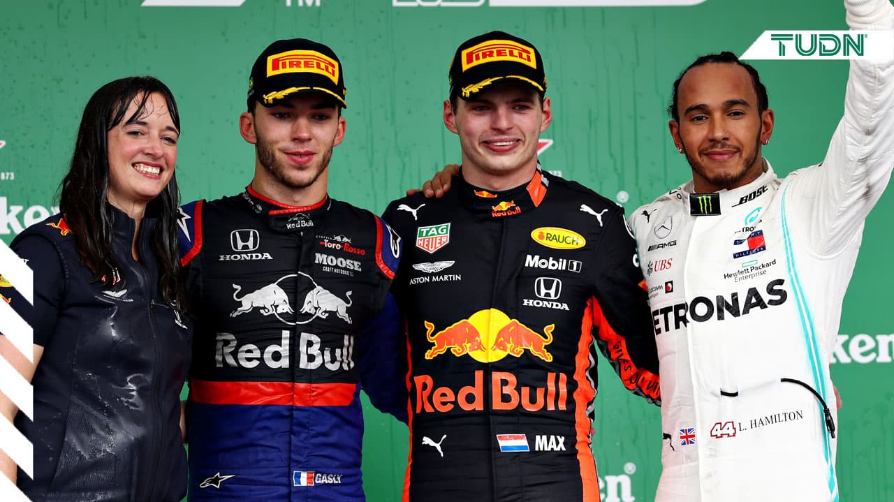 Esta imagen de los ganadores en el podio del Gran Premio de Brasil ya no será la oficial, puesto que los comisarios impusieron una sanción al piloto inglés Lewis Hamilton (a la extrema derecha), por un contacto contra Alex Albon.
<br>