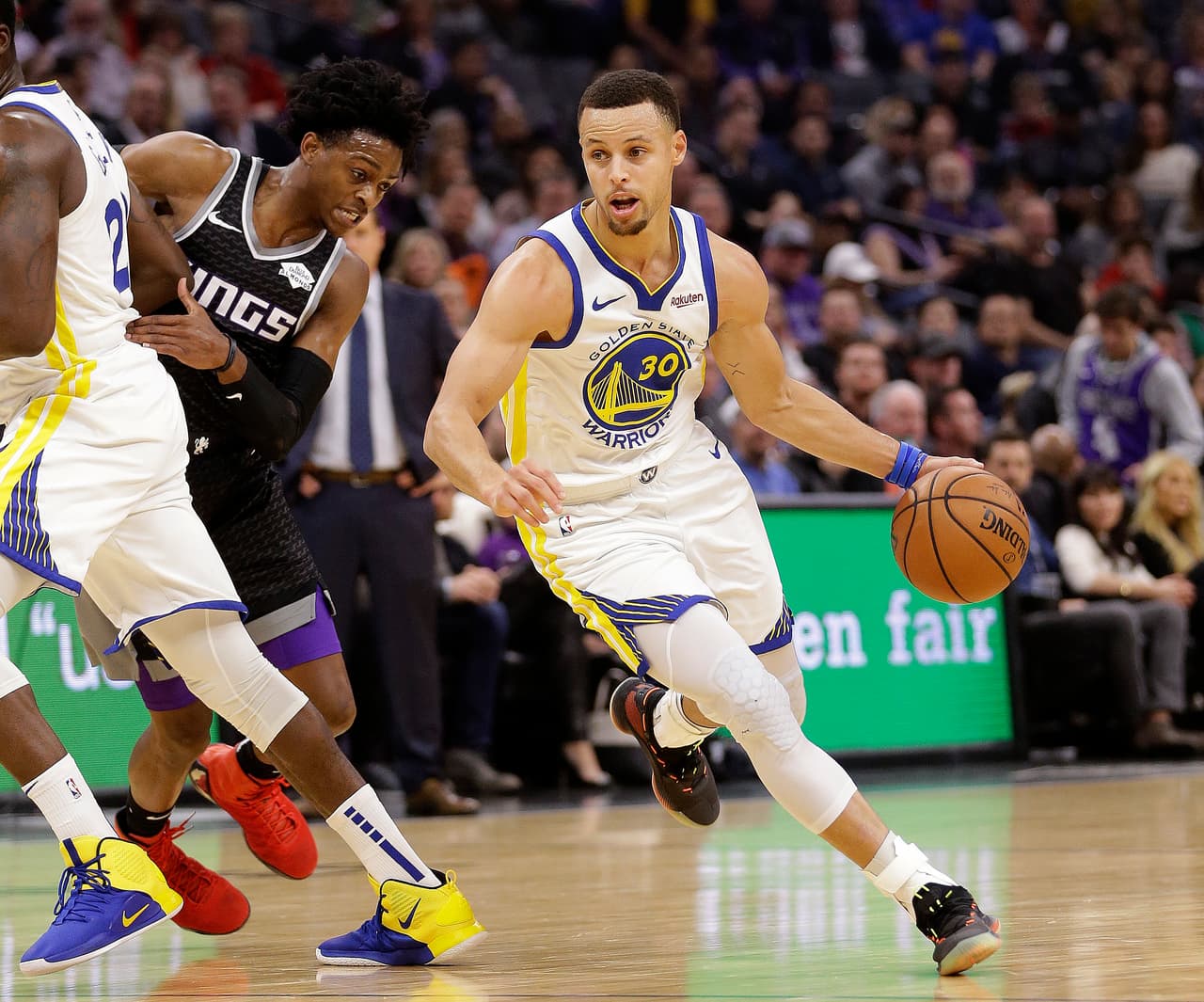 Stephen Curry una vez más fue el factor que marcó la diferencia para los Warriors con 35 puntos, siete rebotes y seis asistencias, manteniéndose cerca de los Denver Nuggets en el Oeste.