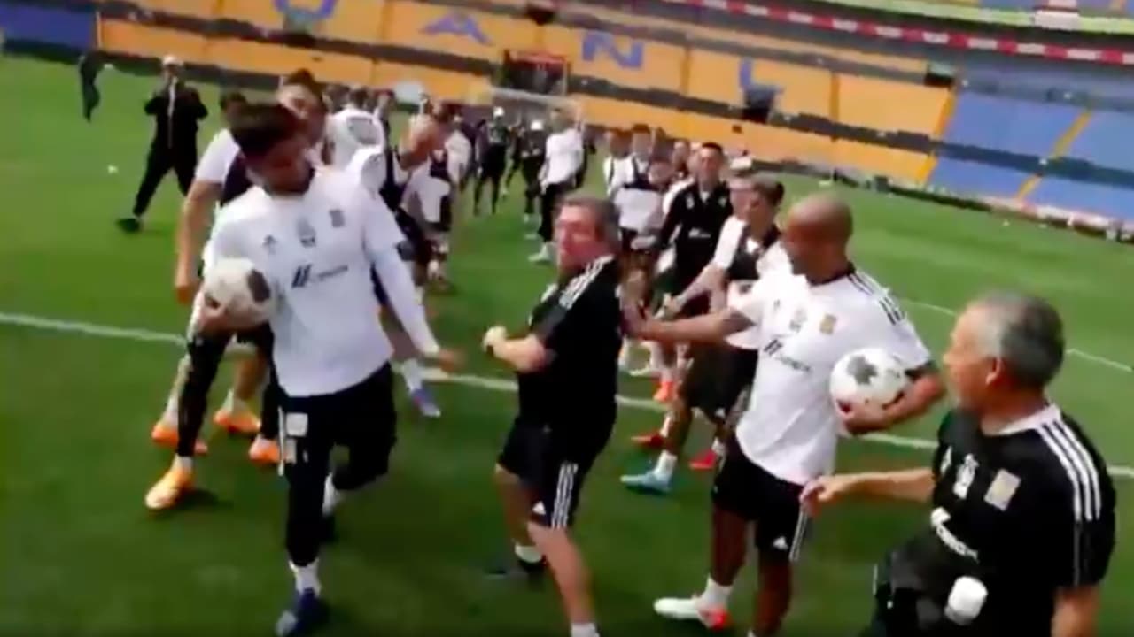 Miguel Herrera cumple años y Tigres le celebra con fila india