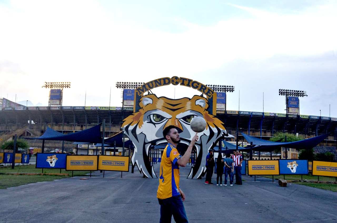 Visitar el Estadio Universitario es toda una experiencia incluso antes de ingresar.