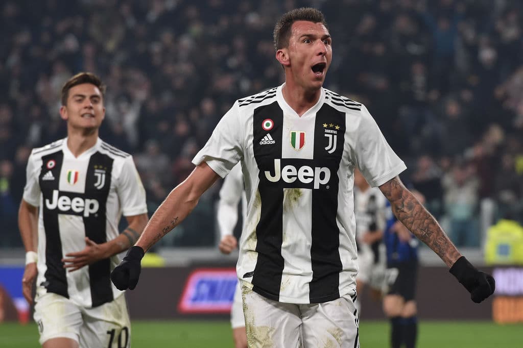 Mario Mandzukic (centro) fue el protagonista en el Derbi de Italia con el que empezó la jornada 15 de la Serie A, victoria final de Juventus 1-0 sobre el Inter.