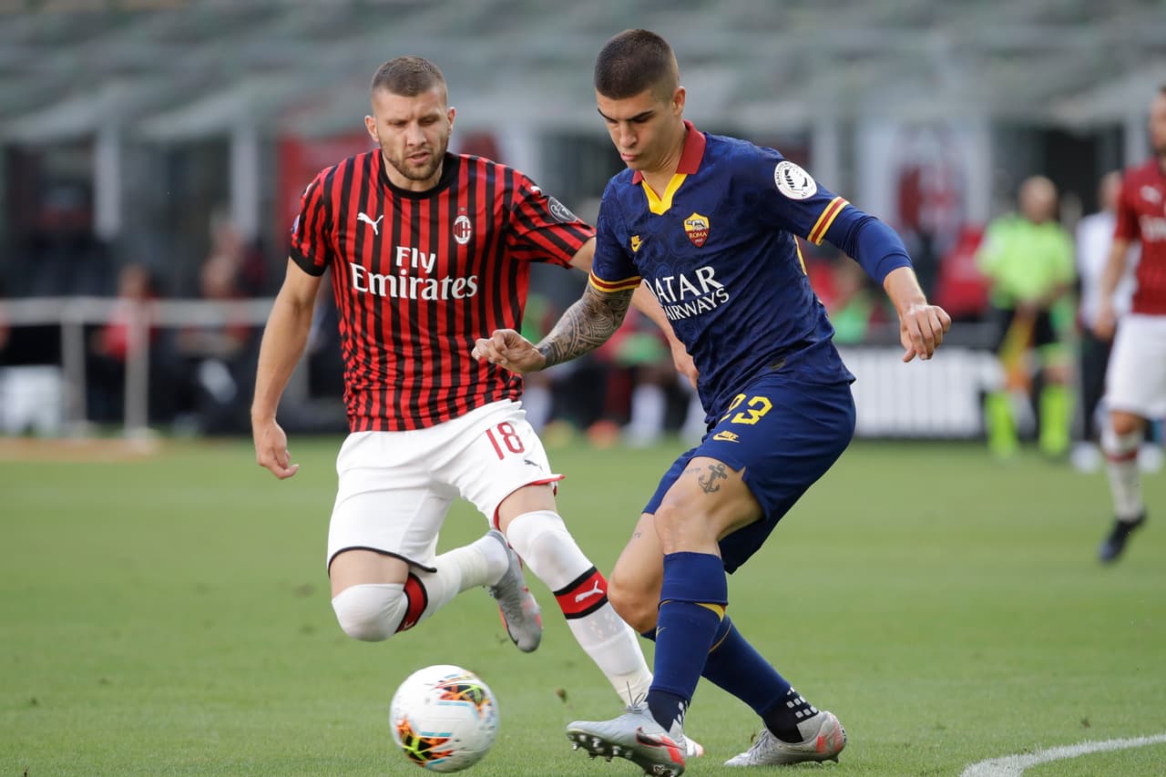 Gianluca Mancini le quiebra la cintura a Ante Rebic del Milan.