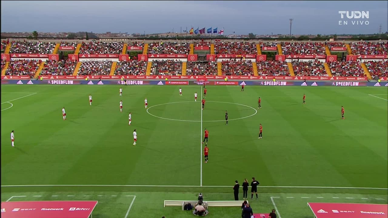 Arranca el partido y la pelota está en juego.
