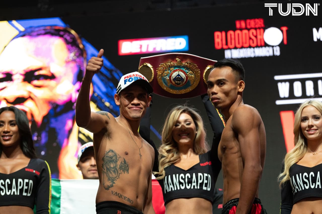 El mexicano ‘Vaquero’ Navarrete y Jeo Santisima cumplieron en la báscula al marcar 122 libras. El pleito es por el cetro mundial supergallo OMB del ‘Vaquero’.