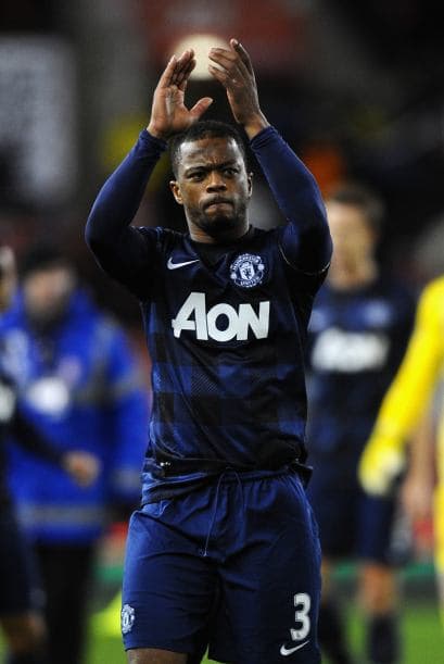 Patrice Evra termina contrato esta temporada y eso le abre las puertas de salida. Aunque el Manchester no ganaría nada con su salida, abriría un cupo en la plantilla. El Liverpool parece el más interesado en el jugador, aunque habría que ver como se adapta con Luis Suárez, con quien tuvo un fuerte enfrentamiento por acusaciones racistas en el pasado. ¿O la mejor sirve para llevar al uruguayo a Manchester?