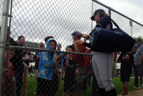 "Detrás" de los entrenamientos de primavera de la MLB, los atléticos jugadores de las grandes ligas muestran todo su talento... y mucho más que eso. Aparte de ejercitarse y compartir con sus seguidores, los beisbolistas lucieron sus atributos de espalda especialmente para las fans.