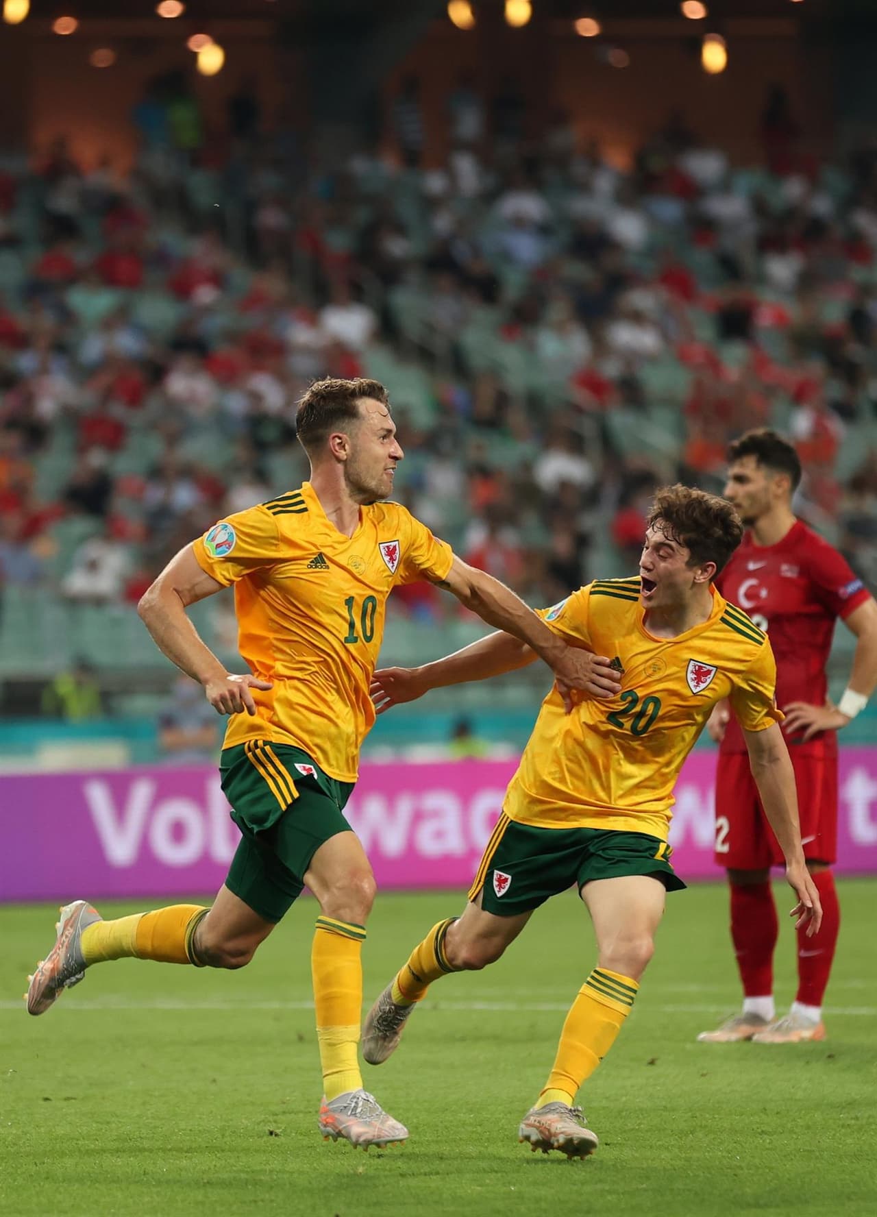 Gales logra derrotar 2-0 a Turquía en su partido inaugural del Grupo A en la Euro 2020. Con goles de Aaron Ramsey y Connor Roberts, los 'Dragones' suman sus tres primeros puntos en la tabla. Gareth bale hizo doble asistencia pero falla penalti.