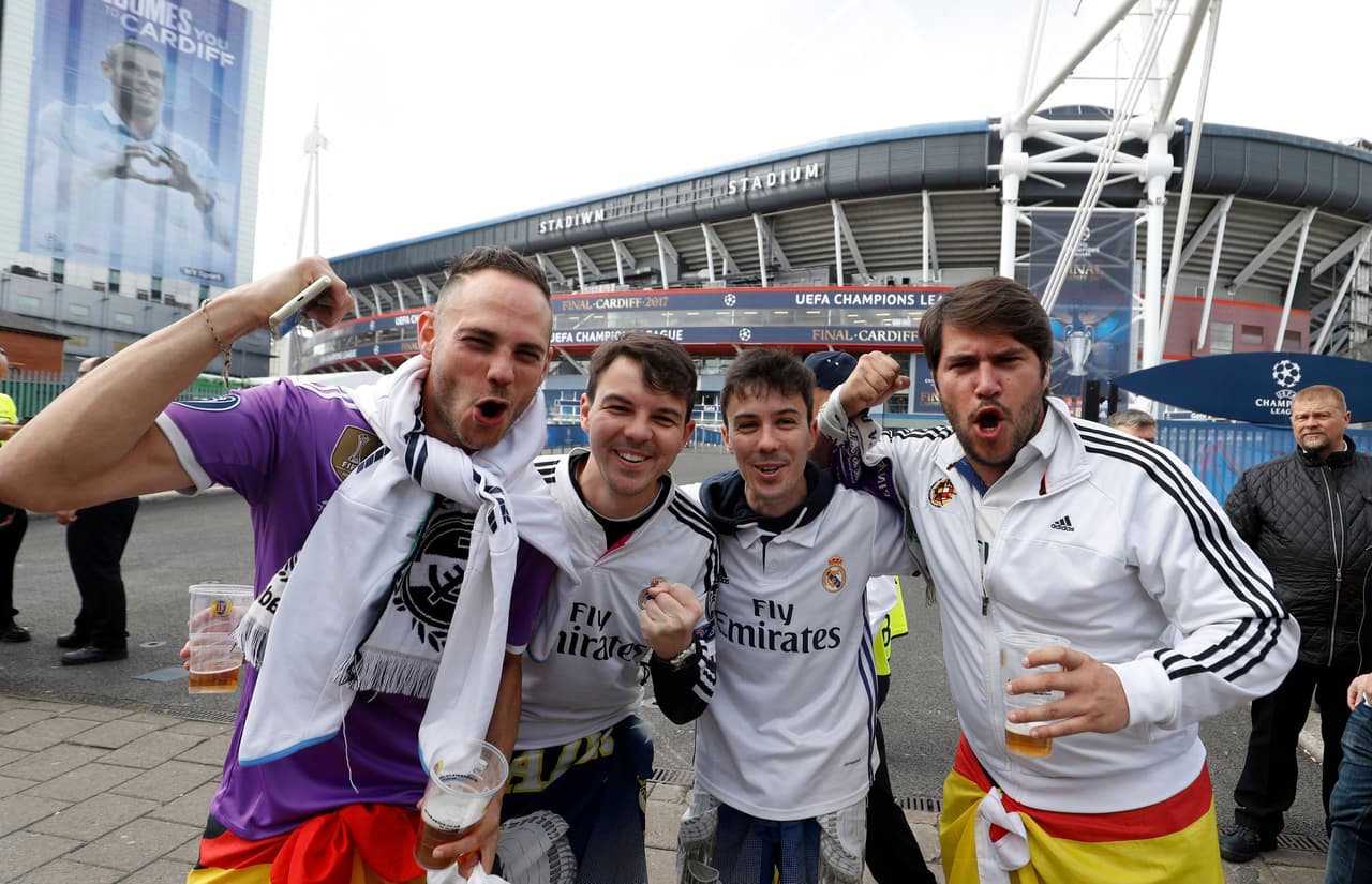 La final de Champions también es un momento para compartir con amigos que comparten la misma pasión y el mismo anhelo, La 12.