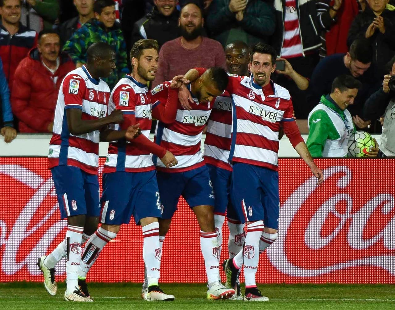 El delantero marroquí del Granada El-Arabi es felicitado por su tercer gol.