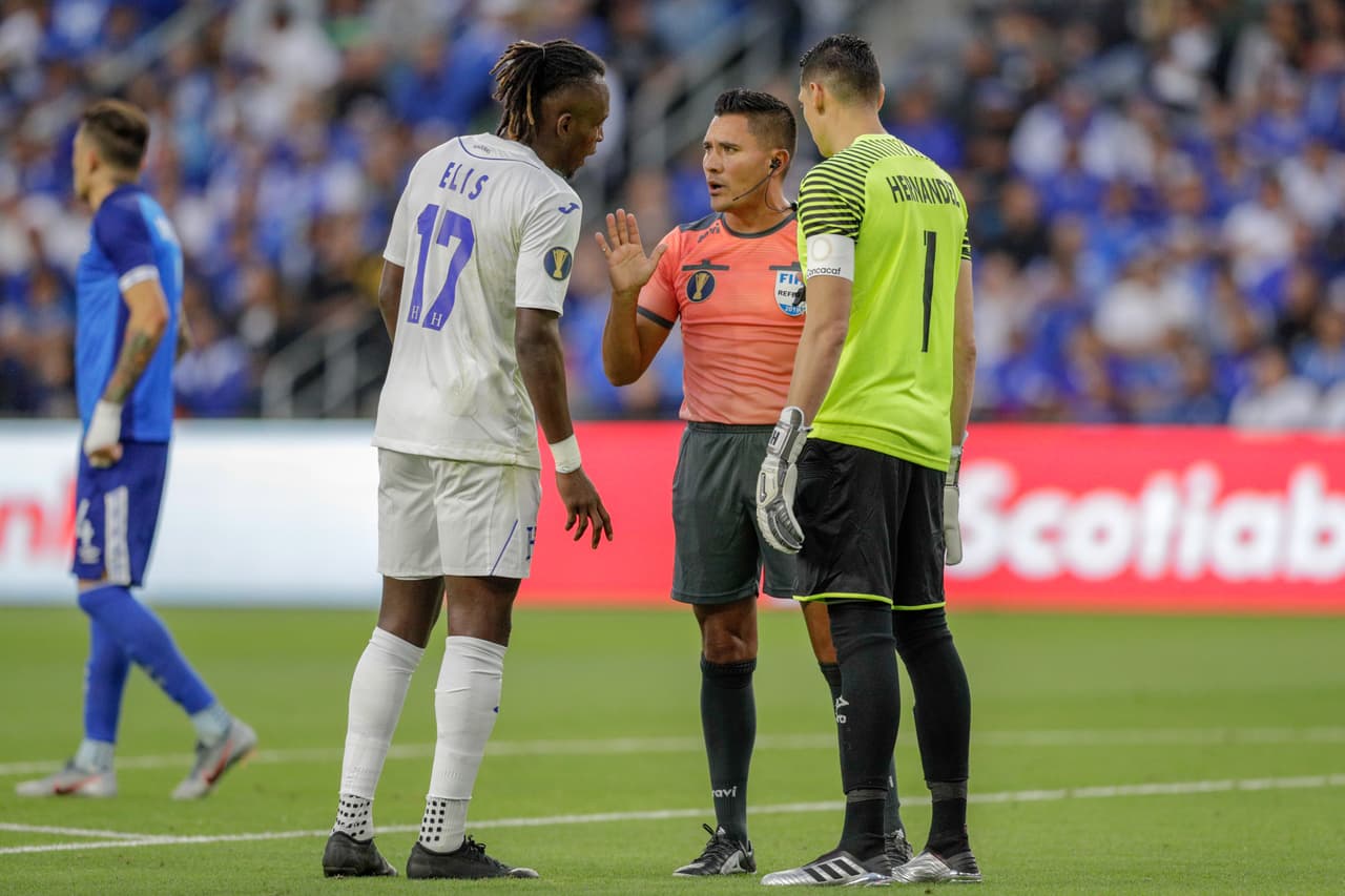 Precisamente ese ímpetu de Ellis lo llevó a enfrascarse a un rápido duelo con Henry Hernández, guardameta salvadoreño.