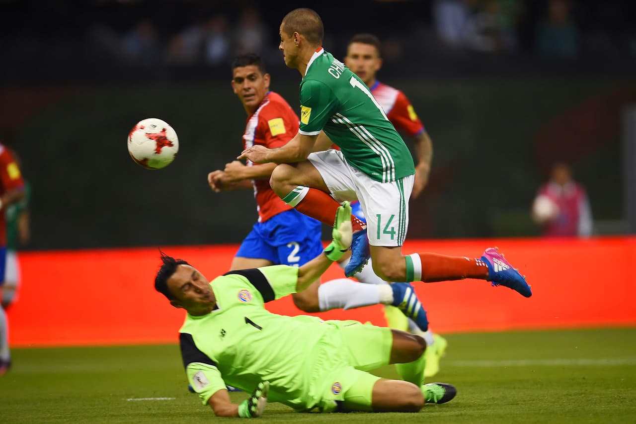 Al minuto 6, Javier Hernández le picó la pelota al arquero del Real Madrid tras una gran asistencia de Carlos Vela.