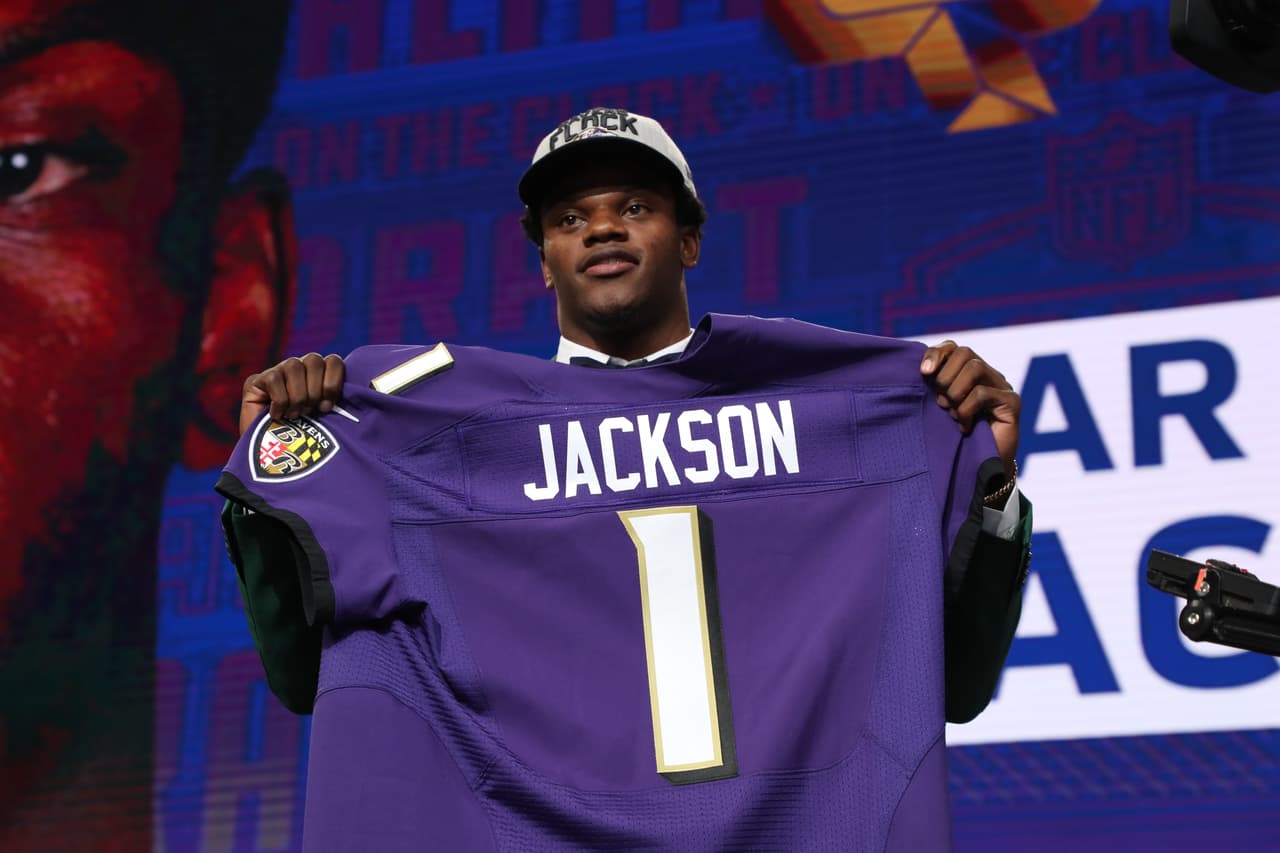 Baltimore intercambia para seleccionar al QB Lamar Jackson