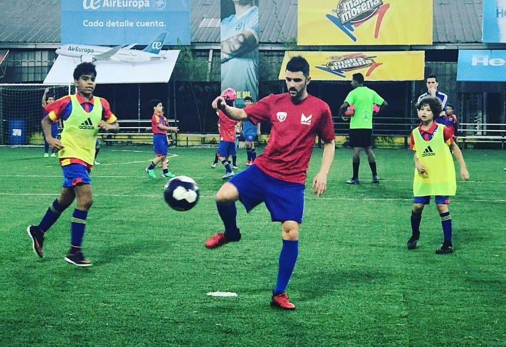 'El Guaje' Villa disfruta con la actividad de su academia de fútbol.