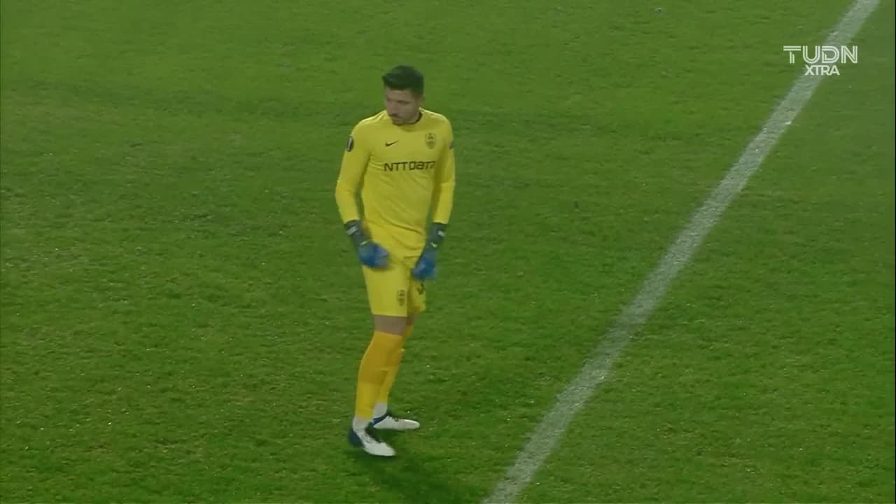 Arranca el partido y la pelota está en juego.