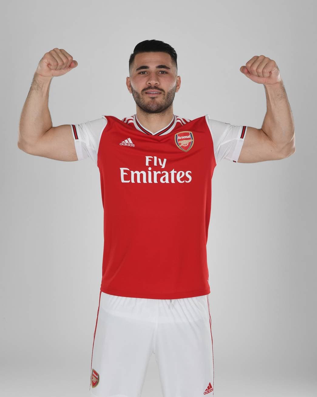 Pasaron 25 años para que el Arsenal F.C. volviera a vestir con la marca de las tres rayas hasta la temporada que iniciará en los próximos meses. Como era de esperarse, Adidas le entregó un diseño nostálgico, con detalles retro pero moderno para iniciar una nueva relación de convenio.