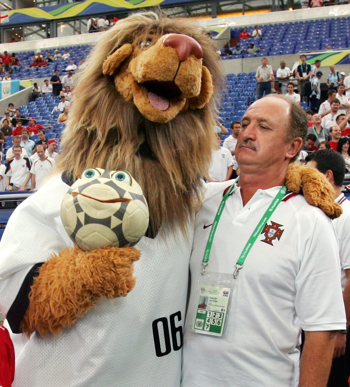 El concepto del león con el esférico no fue del todo rechazado, pero en general pasó como una mascota con poca popularidadd frente a otras.