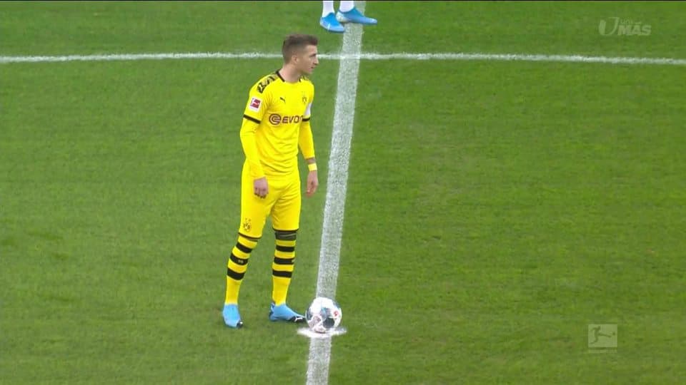 Arranca el partido y la pelota está en juego.