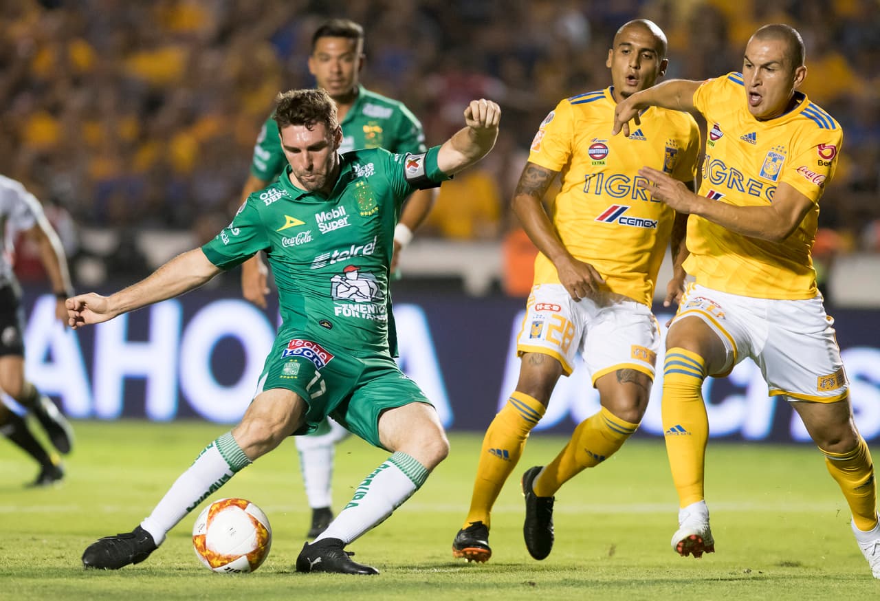 El delantero argentino Mauro Bocelli (izquierda) tuvo las mejores opciones para marcar, pero su mala puntería impidió que llegaran los goles para León.