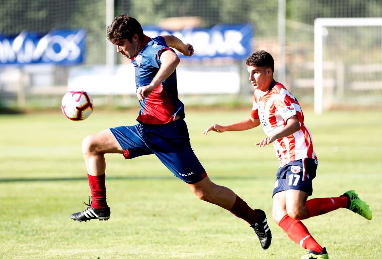 El Leganés podría tiene la mira puesta en Gonzalo Melero (izq). El equipo pepinero habría intensificado los contactos por fichar al mediocampista del Huesca. Ofrecerían 4 millones de euros por él.