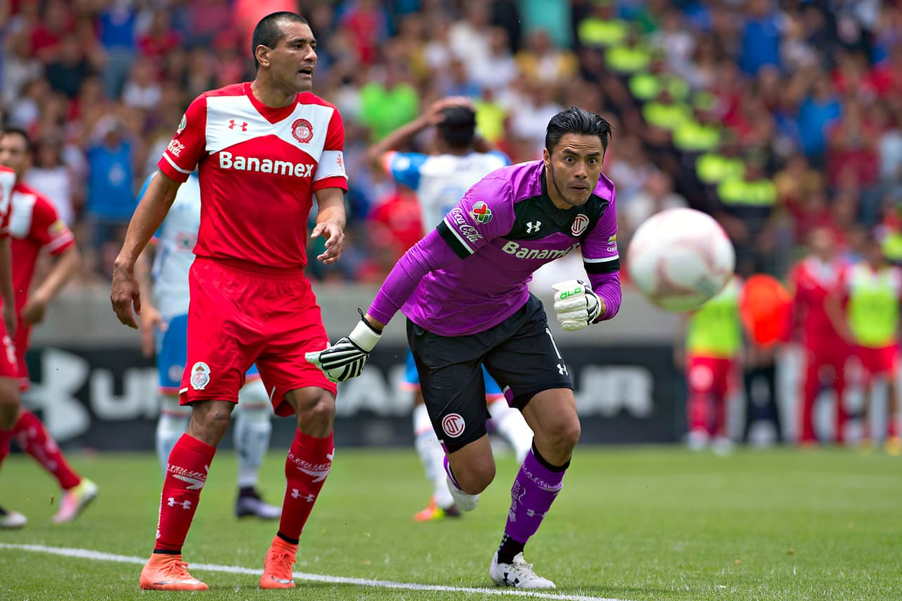El defensor de los Diablos Rojos, Paulo da Silva, fue superado por la ofensiva de la Máquina Celeste, perdiendo en casa por dos goles.