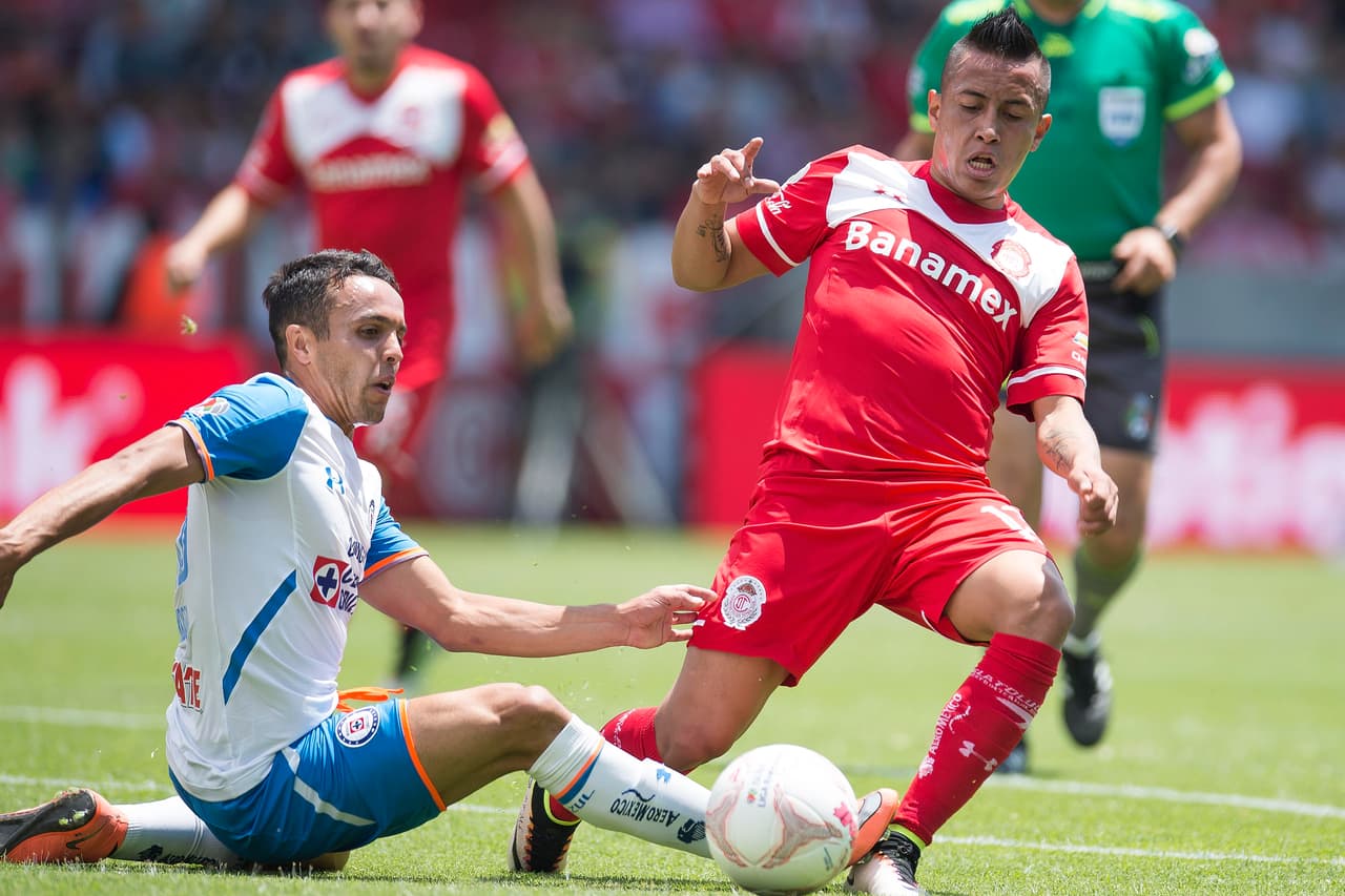 El delantero de Toluca, Christian Cueva, no logró superar a los defensores del conjunto de la Máquina Celeste, cayendo por dos goles.