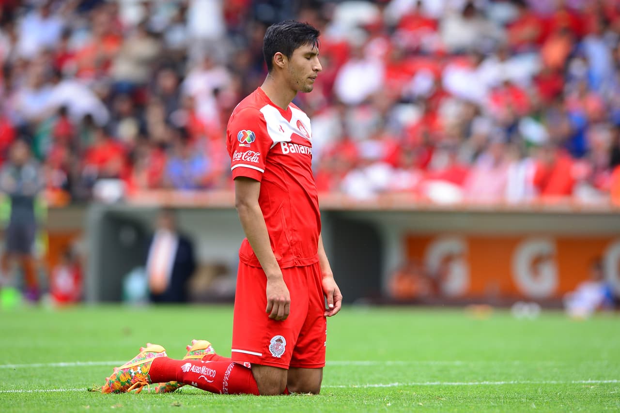 El defensor del Toluca, Jordan Silva, poco pudo hacer para defender los ataques del Cruz Azul, por lo que los jugadores de la Máquina Celeste lograron perforar sus redes en dos ocasiones.