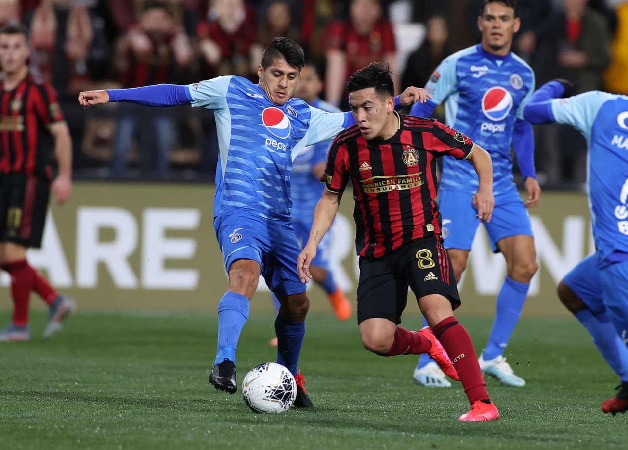 Ezequiel Barco logra salir entre tres jugadores del Motagua y sace el disparo que sale desviado.