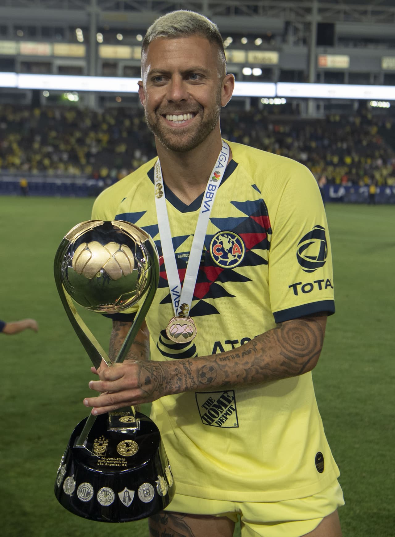 Jéremy Menéz. Si bien con el club azulcrema consiguió tres títulos, Jéremy contribuyó con sólo cinco anotaciones en 23 partidos y pasó 42 partidos lesionado.