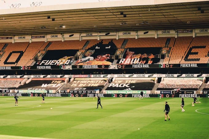 Raúl Jiménez presente en una manta para el duelo de Wolverhampton