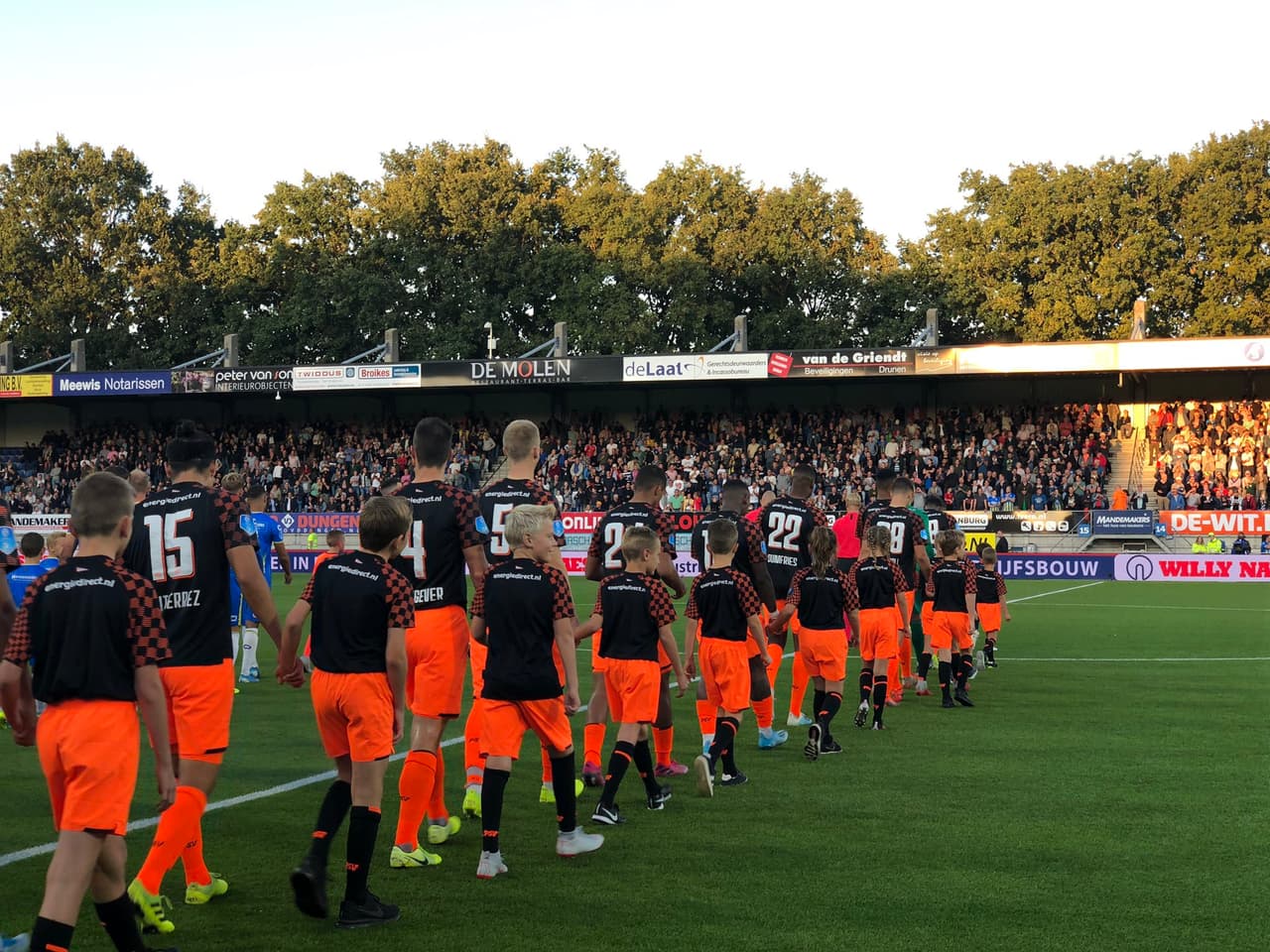 Los equipos salen al terreno de juego.