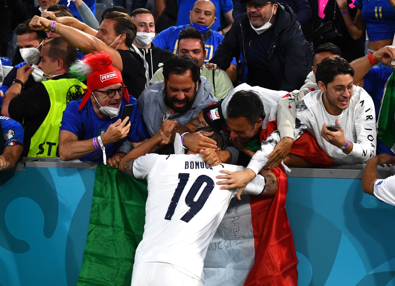 Después de dejar en el camino a Bélgica, Chiellini casi acaba sin camiseta al festejar con los aficionados.