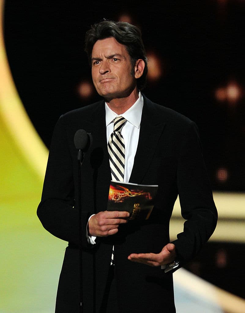 Wall Street (1987) - Bud Fox es un joven y ambicioso corredor de bolsa que consiguió terminar sus estudios universitarios gracias a su esfuerzo y al de su padre, mécanico y jefe de sindicato.
<br>