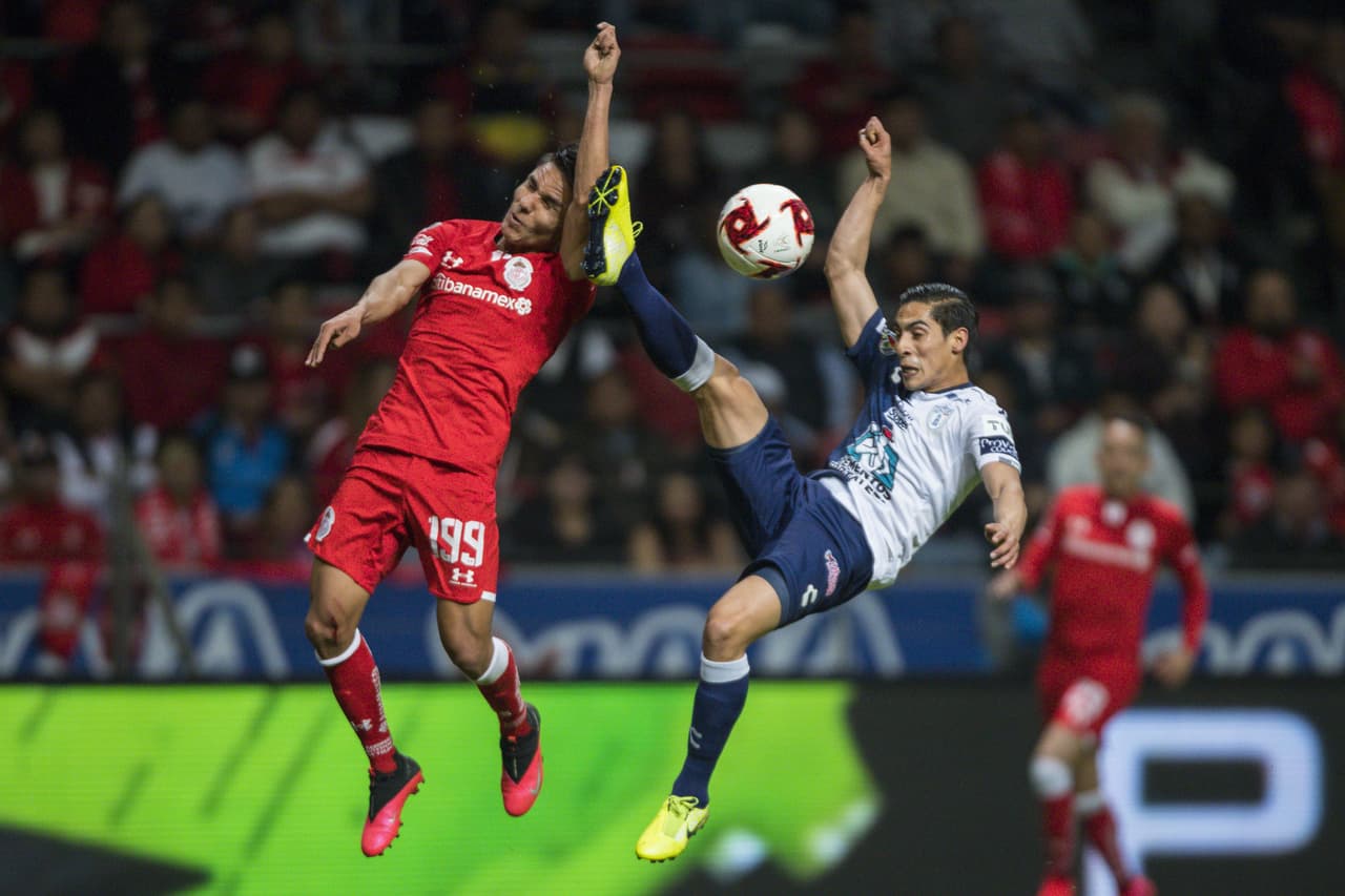 Van a muerte por todas las pelotas en la cancha, Pachuca trata de contener a los Diablos.