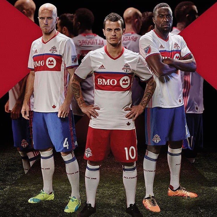 Bradley, Giovinco y Altidore lucen el nuevo atuendo de Toronto FC.