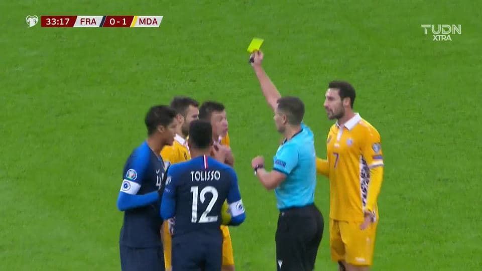 Tarjeta amarilla. El árbitro amonesta a Vadim Rata de Moldova