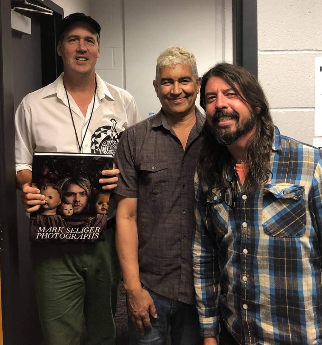 Elden recreó previamente la portada para celebrar los aniversarios 15 y 25 del lanzamiento del álbum.